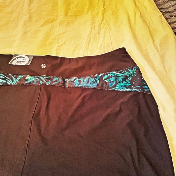 NEW PHOTOS! CAPRI LEGGINGS, BLUES/WHITE/BLACK, SIZE 5X, MOISTURE WICKING, PULL - Picture 16 of 16